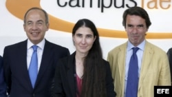 El expresidente del Gobierno español y presidente de la Fundación de Análisis y Estudios (FAES), José María Aznar (d), posa hoy junto a Yoani Sánchez, autora del blog Generación Y, defensora de la libertad por Cuba, y el expresidente de México Felipe Cal