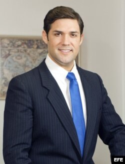 Fotografía cedida hoy, sábado 27 de febrero de 2016, del colombiano Alfred Santamaría que lanza hoy oficialmente su candidatura a la Alcaldía del condado de Miami-Dade (EE.UU.) en las elecciones de noviembre con el objetivo de representar a toda la comuni