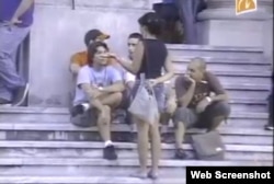 Estudiantes en la escalinata de la Universidad de La Habana.