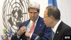 El secretario de Estado de Estados Unidos, John Kerry (i) junto al secretario general de la ONU, Ban Ki-moon (d).
