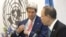 El secretario de Estado de Estados Unidos, John Kerry (i) junto al secretario general de la ONU, Ban Ki-moon (d).