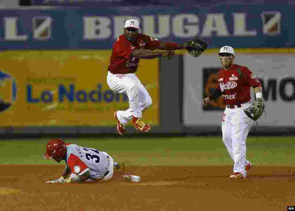 José Adolis García de Ciego de Ávila en acción contra Yuniesky Betancourt de Venados de Mazatlán