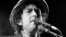 Fotografía de archivo fechada el 3 de junio de 1984 que muestra al cantautor estadounidense Bod Dylan durante un concierto que ofreció en el estadio Olímpico de Múnich, Alemania. Dylan ganó hoy, jueves 13 de octubre de 2016, el premio Nobel de Literatura 