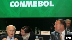 El presidente de la FIFA, Joseph Blatter (i), y el presidente de la Confederación Sudamericana de Fútbol (CONMEBOL), Juan Angel Napout (d), durante la primera sesión del 65 Congreso de la CONMEBOL celebrado en Luque (Paraguay) en marzo de 2015.