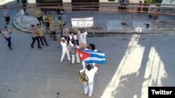 Damas de Blanco protestan frente a la sede de la organización opositora en Lawton, La Habana. (Foto: Angel Moya)