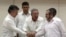 Raul Castro abraza a Juan Manuel Santos y al líder de las FARC, Rodrigo Londoño, alias "Timochenko", tras la firma del acuerdo.