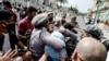 Un hombre es detenido durante una manifestación en contra del gobierno de Cuba en la Habana, el 11 de julio de 2021. © 2021 Adalberto Roque/AFP via Getty Images