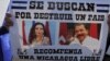 En la imagen tomada en abril de 2018 un manifestante sostiene un cartel contra Ortega y Murillo.