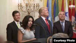 La cubanoamericana Irina Vilariño fue presentada por Donald Trump en la ceremonia por el Mes de la Hispanidad, Casa Blanca.