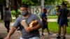 Un hombre carga el pan mientras viaja en bicicleta por una calle de La Habana. (AP/Ramon Espinosa)