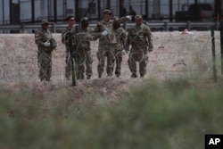 Miembros de la Guardia Nacional en Texas refuerzan la zona fronteriza de El Paso, Texas en Ciudad Juárez. (AP Photo/Christian Chavez)