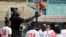 Shaquille O'Neal, quien jugó durante 19 temporadas en distintos equipos de la NBA, participa en un taller en La Habana con niños y jóvenes jugadores de baloncesto.