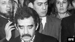 García Márquez y Vargas Llosa detrás