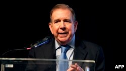 El líder opositor venezolano Edmundo González Urrutia habla en el podio durante una reunión con ciudadanos venezolanos en el centro de convenciones Atlapa en la Ciudad de Panamá el 8 de enero de 2025.