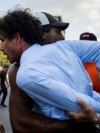 La policía arresta a Boris González Arenas, periodista independiente y activista de la sociedad civil. (YAMIL LAGE/AFP Archivo)