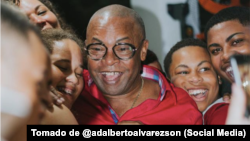 Adalberto Alvarez, El Caballero del Son, rodeado de familiares. 