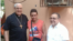 Cardenal Monseñor José Luis Lacunza (i) junto a un cubano refugiado en Panamá y Victo Berrios (d), de la Pastoral Social CARITAS. 