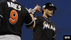 Giancarlo Stanton (d) de los Marlins de Miami es felicitado tras batear un jonrón. Fotografía de archivo.