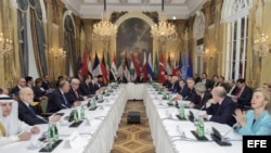 Fotografía facilitada por el Departamento de Estado estadounidense, que muestra al secretario de Estado norteamericano, John Kerry (c), junto a los delegados de una veintena de países durante su reunión en el Hotel Imperial de Viena, Austria, hoy, 30 de o
