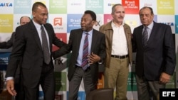 Los exfutbolistas brasileños Cafú (i), campeón mundial en 1994 y en 2002, Edson Arantes do Nascimento, "Pelé" (2i), Carlos Alberto Torres (d), campeón del mundial de 1970, y el ministro brasileño de Deporte, Aldo Rebelo (2d).