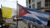 La bandera del Vaticano y la cubana, en un balcón de La Habana. REUTERS/Alexandre Meneghini