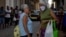 Los ancianos llevan la parte más difícil en medio de la crisis por el coronavirus en Cuba. (Yamil Lage/AFP)