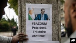 Manifestantes se reúnen frente a la Embajada de Níger en París, en apoyo al presidente de Níger Mohamed Bazoum y la CEDEAO, el sábado 5 de agosto de 2023. (Foto AP/Sophie Garcia)