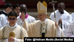 El Papa León XIV saluda a los fieles en la Misa de Inauguración el 18 de mayo de 2025 