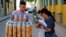 Un vendedor de galletas en La Habana. (AFP PHOTO/Yamil Lage).