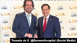 Bernie Navarro junto al entonces senador Marco Rubio, en un evento del Latin Builders Association. Actualmente Rubio es el Secretario de Estado de EEUU.