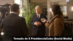 Alejandro Gil habla con periodistas sobre las potencialidades de las relaciones económicas entre Cuba y China, en noviembre de 2022.