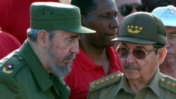 Fidel Castro junto a su hermano, el entonces Ministro de las Fuerzas Armadas Raúl Castro, en enero de 2004. (Archivo)