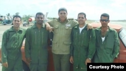 Luis Raúl González-Pardo Rodríguez (centro) junto a militares cubanos. 