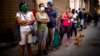 Cubanos hacen fila para comprar alimentos.