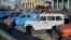 Viejos automóviles utilizados en el servicio de taxis privados en Cuba. (Archivo)