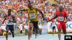 Usain Bolt (c) tras imponerse en la final del relevo 4x100 del Campeonato Mundial de Atletismo en Moscú, el 18 de agosto de 2013. 