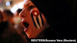 Una mujer en una manifestación contra el régimen cubano en la Puerta del Sol en Madrid. (Foto: Archivo REUTERS/Susana Vera)