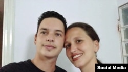 Yoe Suárez junto a su esposa, María Antonieta Colunga. (Foto: Yoe Suárez/Facebook)