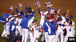  Jugadores dominicanos celebran su victoria en la final del Clásico Mundial de Béisbol contra Puerto Rico en el AT&T Park, en San Francisco, California (EE.UU.). 