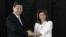 El presidente de China, Xi Jinping, posa con su homóloga costarricense, Laura Chinchilla, hoy, lunes 3 de junio de 2013, en San José (Costa Rica).