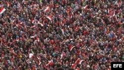 Numerosas personas participan en la protesta convocada contra el presidente Mohamed Morsi para pedir su dimisión, en la plaza Tahrir de El Cairo, Egipto, el 3 de julio del 2013.