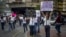 Un grupo de personas opositores al Gobierno del presidente venezolano, Nicolás Maduro, muestra unos carteles con mensajes de protesta en la avenida Francisco de Miranda hoy, 20 de marzo de 2014, en Caracas (Venezuela).