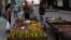 Carretilleros que venden fruta y vegetales en La Habana