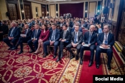 Embajadores ucranianos durante el encuentro con el presidente Zelenskyy en el Ministerio de relaciones exteriores.