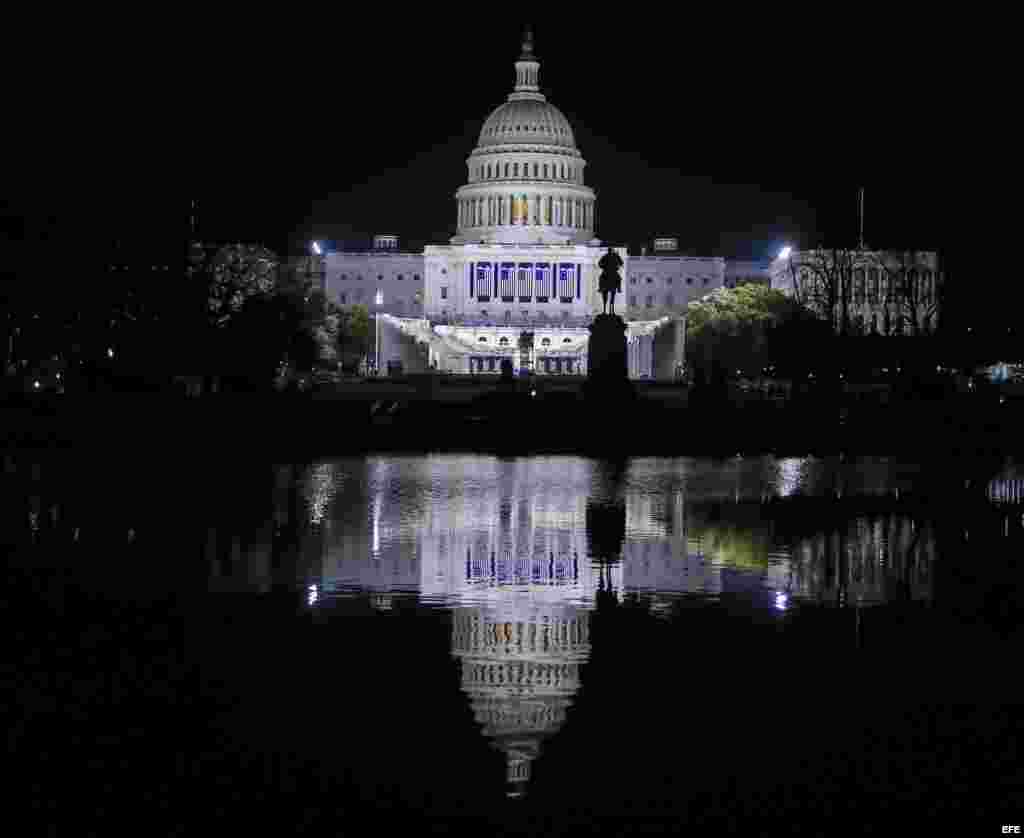 El Capitolio de los Estados Unidos se ilumina la noche anterior a la toma de posesión del presidente electo, Donald Trump, en Washington, DC.