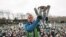 Osvaldo "Ozzie" Alonso con la copa del MLS. Tomado del Facebook de los Seatle Sounders.