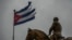 Una bandera cubana ondea frente al monumento a Calixto García en La Habana, durante el paso del huracán Rafael.