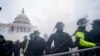 Partidarios de Trump intentan atravesar una barrera policial en el Capitolio de Washington. (AP/Julio Cortez).