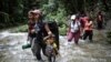 Migrantes en la selva del Darién, entre Colombia y Panamá, el 10 de mayo de 2023. (AP Photo/Iván Valencia).