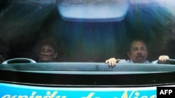 El mandatario de nicaragua, Daniel Ortega, y su esposa, la vicepresidenta Rosario Murillo dentro de un bus. Julio 6 de 2019. Foto de Maynor Valenzuela. (AFP).